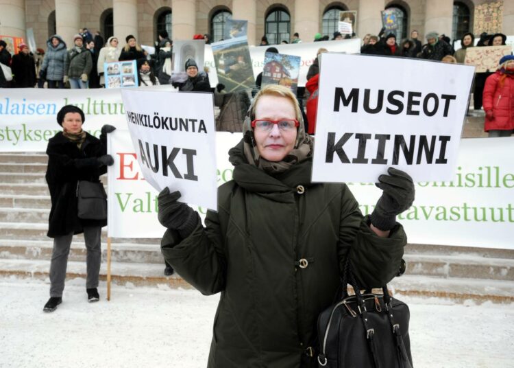 Museoviraston henkilökunnan mielenilmaus Helsingissä helmikuussa 2012 vastusti Museovirastolle asetettua kolmen miljoonan euron säästötavoitetta, joka oli johtamassa 40 henkilön irtisanomiseen ja useiden museoiden sulkemiseen.