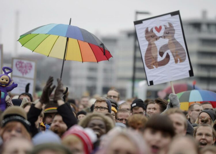 Mielenilmaukseen tasa-arvoisen avioliittolain puolesta osallistui tuhansia kansalaistorilla Helsingissä.