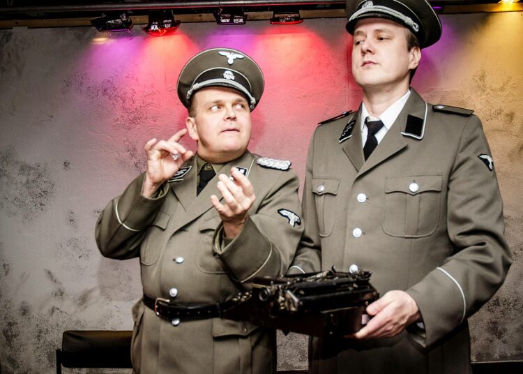 Eichmannin esimies (Nestori Välitalo, vas.) ja Adolf Eichmann (Jukka Hurjanen) suunnittelemassa jotain pahaa.