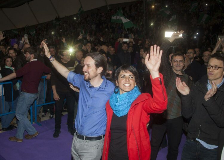 Podemosin johtaja Pablo Iglesias ja puolueen kärkiehdokas Teresa Rodríguez viimeisessä kampanjatilaisuudessa Sevillassa viime perjantaina.
