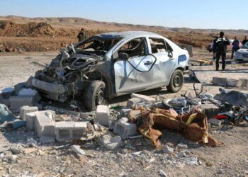 Itsemurhapommittajan tuhoama auto Dibisissä Kirkukin alueella Irakissa.