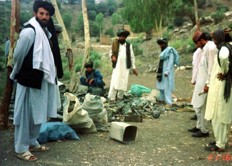 Afganistania 1990-luvulla hallinneet taleban-sissit tutkivat amerikkalaisohjuksen osia lähellä Khostin kaupunkia sijaitsevassa leirissään. Yhdysvallat ensin tuki jihadisteja, mutta yritti sitten tappaa Osama bin Ladenin jo kauan ennen vuoden 2001 terrori-iskuja.