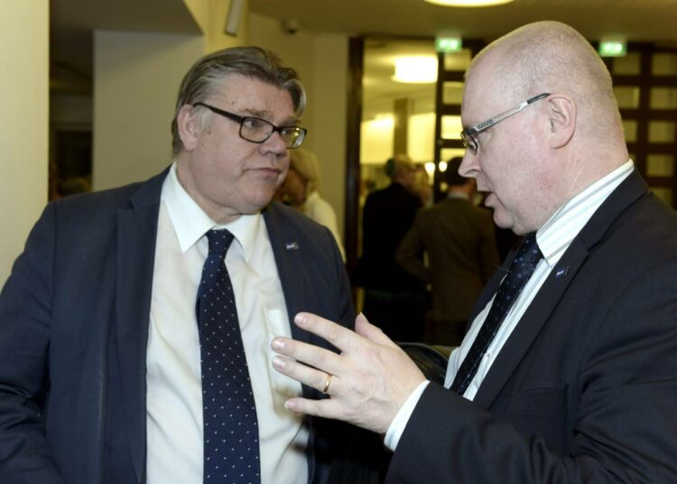 Kotimaan politiikkaan nykyisin harvoin kantaa ottava Timo Soini ei ole kommentoinut puoluetoverinsa Jari Lindströmin käynnistämää työttömien kyykyttämistä – eikä halua muidenkaan kommentoivan.
