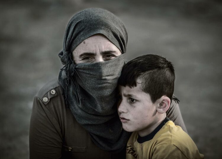 Isisiltä pelastuneet palaavat kotiinsa muuttuneina ihmisinä, kuvassa Sara ja hänen poikansa Amir (nimet muutettu).