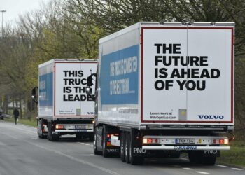 Tavaraliikenteen tulevaisuus on automaattinen. Automaattirekkoja E19-valtatiellä Vilvoordessa huhtikuussa EU:n kokeessa, jossa ne ajoivat letkana Ruotsista Belgian kautta Rotterdamiin.