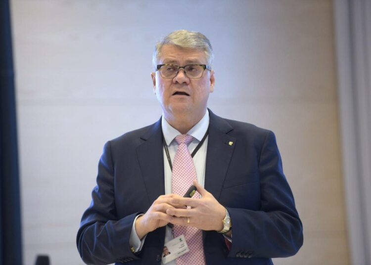 Toimitusjohtaja Jussi Pesonen arvostelee EK:n vesitettyjä kompromisseja.
