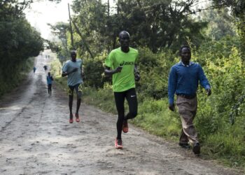 Pakolaisjoukkueen James Nyang Chiengjiek (2. oikealta)harjoituslenkillä kenialaisten urheilijoiden kanssa Nairobin lähellä.