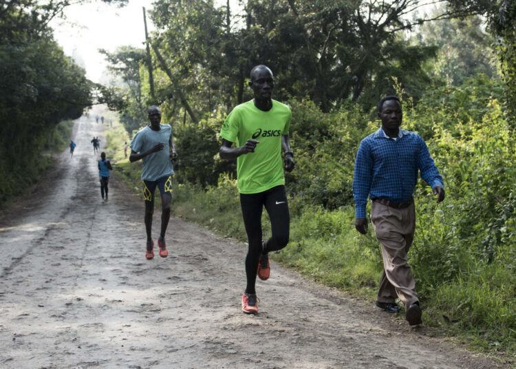 Pakolaisjoukkueen James Nyang Chiengjiek (2. oikealta)harjoituslenkillä kenialaisten urheilijoiden kanssa Nairobin lähellä.