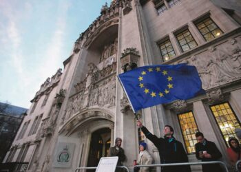 EU:n kannattaja heilutteli lippua Britannian korkeim-man oikeuden edessä Lontoossa tiistaina.