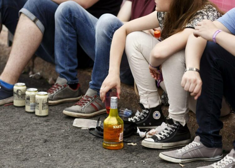 Alkoholikuolleisuus on vähentynyt tällä vuosikymmenellä varsinkin alimmissa tulo- ja koulutusryhmissä.