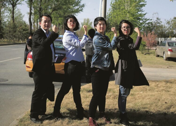Feministiaktivistit Zheng Churan (2. vas.), Li Maizi ja Wei Tingting Haidianin pidätyskeskuksen edessä Pekingissä huhtikuussa 2016, vuosi pidätyksensä jälkeen. Vasemmalla heidän asianajajansa Chen Jinxue.