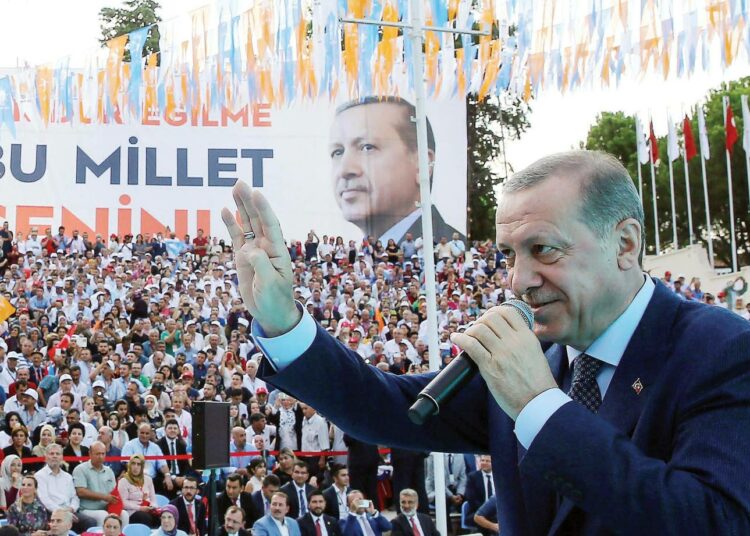 Müllerin mukaan populistien käsissä perustuslaki lakkaa olemasta politiikan kehys. Sitä käytetään pelkästään välineenä hallintokoneiston kaappaamiseen, kuten muun muassa Turkissa  tapahtunut. Kuvassa Turkin presidentti Recep Tayyip Erdogan.