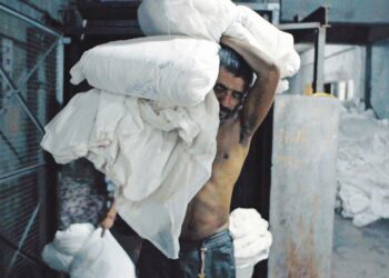 Machines on palkittu elokuva työläisistä Intian Gujaratissa sijaitsevassa suuressa tekstiilitehtaassa, jossa olosuhteet ovat samat kuin sata vuotta sitten.