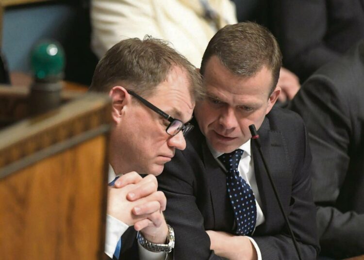 Pääministeri Juha Sipilä (kesk.) ja valtiovarainministeri Petteri Orpo (kok.) yrittävät pitää puolueidensa sote-uudistusta epäilevät kansanedustajat kurissa.