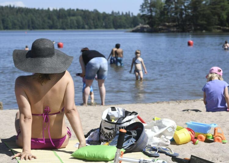 Lomapäivien muuttaminen lisäpäiviksi ei käy palkansaajajärjestöille.