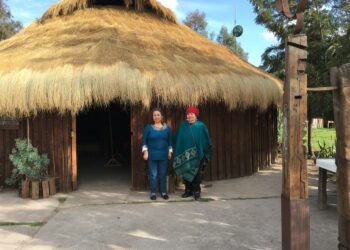 Juana Cheuquepán (vas.) kuuluu Chilen pääkaupunkiseudun mapuche-yhteisön johtajiin, ja hänen äitinsä María Colipe hallitsee perinteiset parannustaidot. Perinteinen maja eli ruca rakennettiin La Pintanaan 21 vuotta sitten.