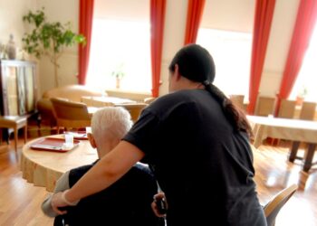 SuPerin mukaan osa vanhuksista on heitteillä, koska laitoshoitoa on liian pitkälle purettu.