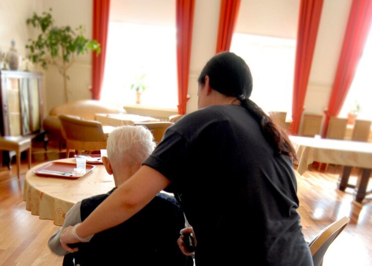 SuPerin mukaan osa vanhuksista on heitteillä, koska laitoshoitoa on liian pitkälle purettu.