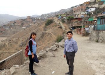 Perulaiset ympäristöinsinöörit Yeffel Pedreros ja Freyre Pedraza haluavat parantaa elinoloja Liman reunalla kasvavalla San Juan de Luriganchon alueella.