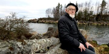 Kirjailija Juhani Syrjän päivät kuluvat kalastaen ja metsän antimia saalistaen.