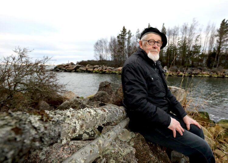 Kirjailija Juhani Syrjän päivät kuluvat kalastaen ja metsän antimia saalistaen.