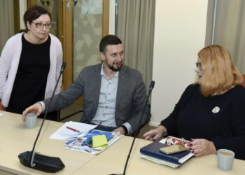 SAK:n johtaja Saana Siekkinen, tutkija Mikko Kesä ja Tampereen kaupungin työllisyysjohtaja Regina Saari SAK:n tiedotustilaisuudessa torstaina.
