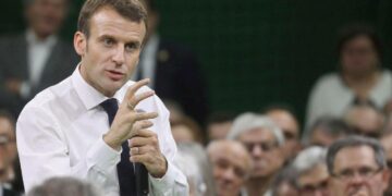 Presidentti Emmanuel Macron puhumassa tammikuussa normandialaisessa Grand Bourgtheroulden kaupungissa pidetyssä kansalaiskokouksessa.