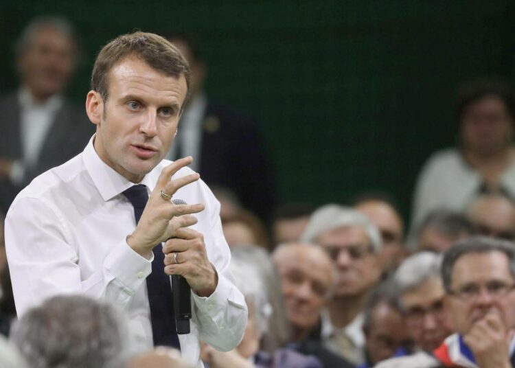 Presidentti Emmanuel Macron puhumassa tammikuussa normandialaisessa Grand Bourgtheroulden kaupungissa pidetyssä kansalaiskokouksessa.