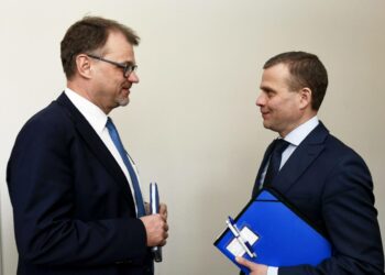 Sipilän hallitus ministereineen järjesti lukemattomia ja taas lukemattomia tiedotustilaisuuksia sote-uudistuksen paremmuudesta. Pääministeri Juha Sipilä ja valtiovarainministeri Petteri Orpo kohtasivat eduskunnan käytävällä maaliskuun alussa.