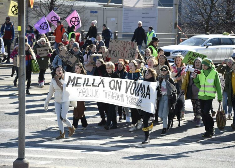 Ilmastolakot ja -marssit ovat tämän päivän nuorison todellisuutta. Aikuisten ajatellaan elävän ”eri todellisuudessa”.