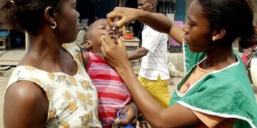 Lapselle annettiin suun kautta annosteltava poliorokote Nigerian Lagosissa vuonna 2004.