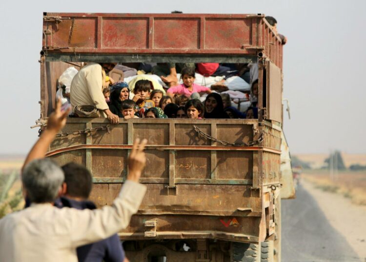 Kurdisiviilit pakenemassa Turkin hyökkäyksen jaloista rajakaupunki Kobanista.