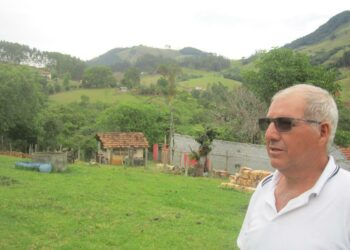 Elias Cardoso on ylpeä 67 hehtaarin maatilansa ennallistetuista metsistä. Cardoso alkoi suojella tilansa lähteitä ja puroja jo ennen kuin siitä maksettiin.