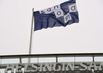 Kirjoittajan mukaan Suomessa määräysvalta esimerkiksi Sanomassa, Alma Mediassa ja Turun Sanomissa on muutamalla superrikkaalla perheellä (Herlin, Seppälä, Reenpää, Ketonen).