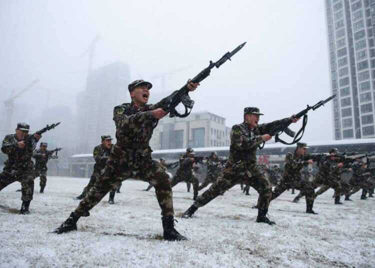 Kiinan puolisotilaallisten poliisijoukkojen jäseniä harjoituksissa Hefeissä.