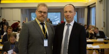 Fasistiksi julistautunut perussuomalaisten nuorten toinen varapuheenjohtaja Toni Jalonen ja perussuomalaisten puheenjohtaja Jussi Halla-aho perussuomalaisten nuorten syyskokouksessa Riihimäellä 9. marraskuuta 2019.