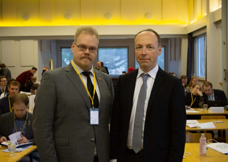 Fasistiksi julistautunut perussuomalaisten nuorten toinen varapuheenjohtaja Toni Jalonen ja perussuomalaisten puheenjohtaja Jussi Halla-aho perussuomalaisten nuorten syyskokouksessa Riihimäellä 9. marraskuuta 2019.