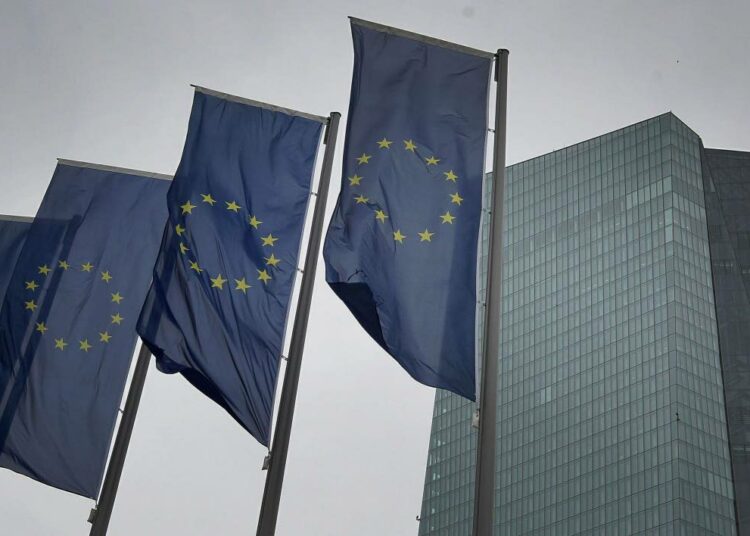 Euroopan keskuspankki aloittaa 750 miljardin euron hätärahoituksen.