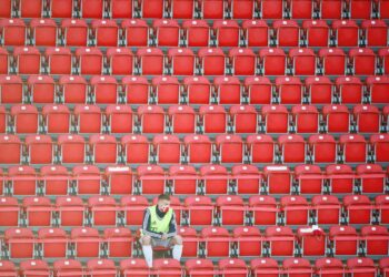 Etäisyyksiä hallitaan myös tyhjillä stadioneilla. Kuvassa Bayern Münchenin vaihtomies tyhjässä katsomossa viime viikonlopun ottelussa Union Berliniä vastaan.