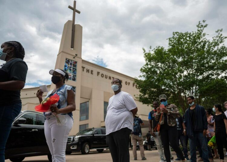 Ihmiset jonottivat maanantaina Houstonissa osoittaakseen kunnioitusta poliisin surmaamalle George Floydille, jonka arkku oli  Fountain of Praise -kirkossa.