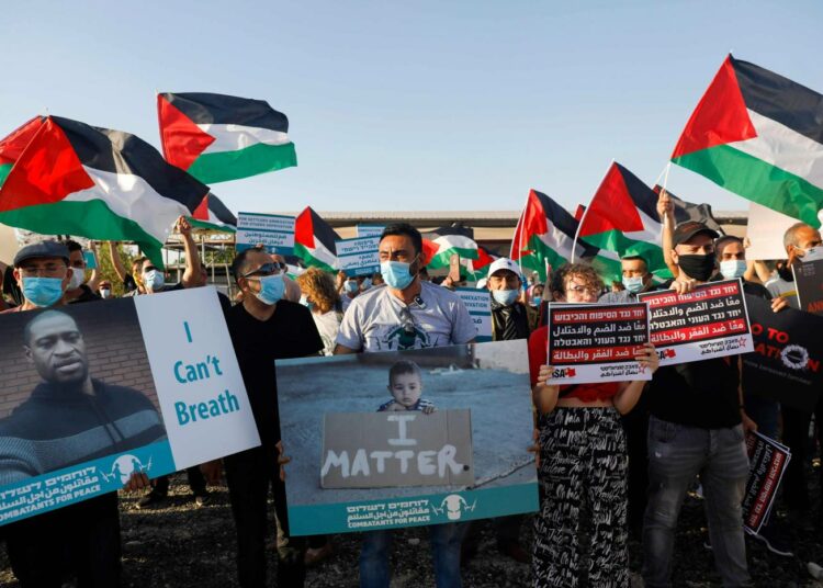 Palestiinalaiset ja israelilaiset mielenosoittajat kokoontuivat viikonvaihteessa vastustamaan Israelin suunnittelemia alueliitoksia.