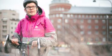 Alustavälitteiselle työlle pitäisi Justice4Couriers -kampanjan aktiivin Miran Hamidullan mielestä neuvotella ihan oma työehtosopimuksensa.