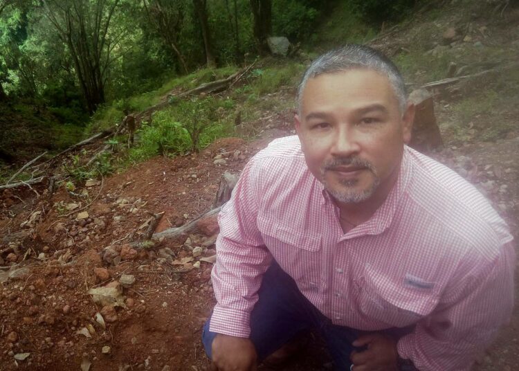 Los Roblesin kahvitilan omistaja Héctor Velásquez esittelee maanvyöryn tuhoja vuoren rinteelle raivatulla tilallaan. YK:n ympäristöohjelman tuella hän on rakentanut plantaasilleen jukkapalmumuureja estämään eroosiota ja kaivanut sadevesiojia helpottamaan veden imeytymistä maaperään.