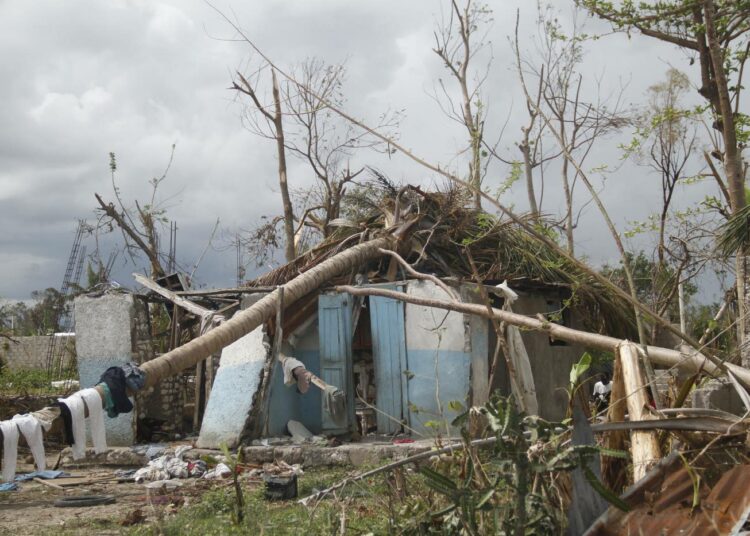 Esimerkki keinoälyn hyödyntämisestä asennemuokkauksessa on keinoälyn käyttäminen ilmastonmuutoksen seurausten visualisointiin. Kuvassa hurrikaani Matthewn Haitille iskeytymisen seurauksia.