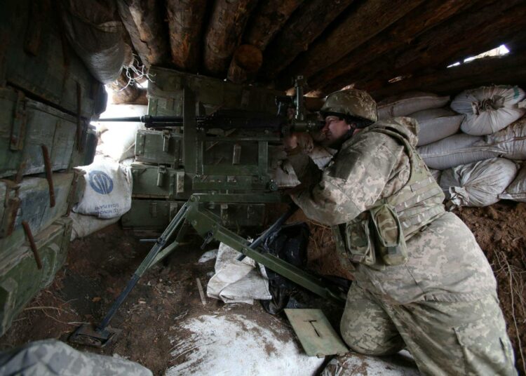 Ukrainalaissotilas asemissa Donetskin alueella maanantaina.