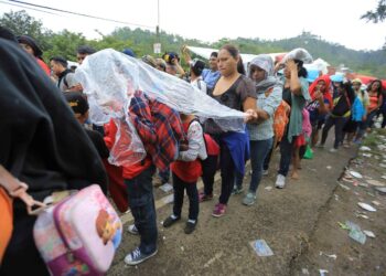 Lokakuussa 2018 sadat hondurasilaiset jonottivat Guatemalan rajalla liittyäkseen Yhdysvaltoihin pyrkivään siirtolaiskaravaaniin. Nykyisin yhä useammat keskiamerikkalaiset hakevat turvapaikkaa Meksikosta.