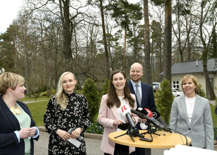 Hallituksen niin kutsuttu johtoviisikko eli pääministeri Sanna Marin (sd.), tiede- ja kulttuuriministeri Annika Saarikko (kesk.), oikeusministeri Anna-Maja Henriksson (r.), opetusministeri Jussi Saramo (vas.) ja sisäministeri Maria Ohisalo (vihr.) kertoivat sovusta eilen. Saarikon johtama keskusta ajoi neuvottelut kriisiin kovilla vaatimuksillaan.