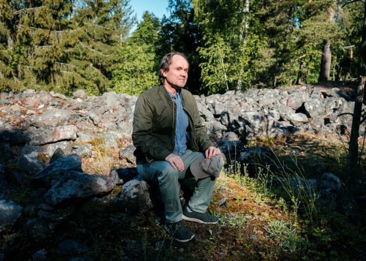 Erityisasiantuntija Jari Natunen kuvattiin Sillbölen vanhan kaivoksen alueella Vantaalla.