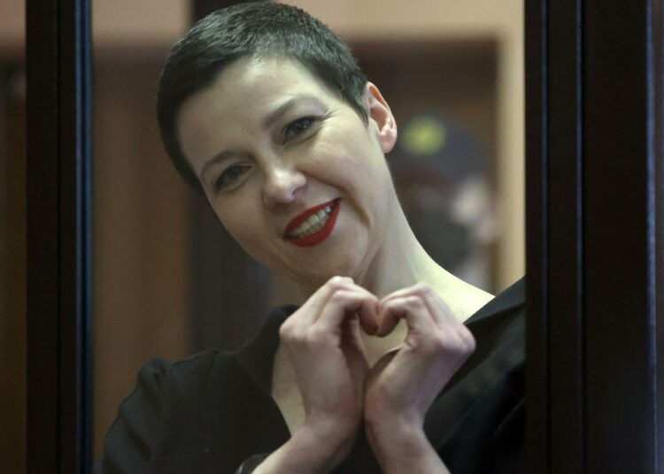 Maryja Kalesnikava teki oikeussalissa käsillään sydänsymbolin.