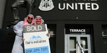 Kaapuihin pukeutuneet kannattajat juhlivat Newcastle Unitedin siirtymistä saudiarabialaiseen omistukseen joukkueen kotistadionin St James’ Parkin edustalla.